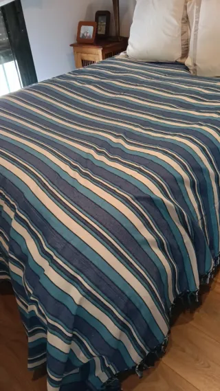 Colcha azul y blanca 236x223 cm