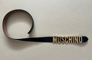 Cinturón Moschino de cuero Negro y Dorado.