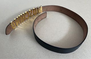 Cinturón Moschino de cuero Negro y Dorado.