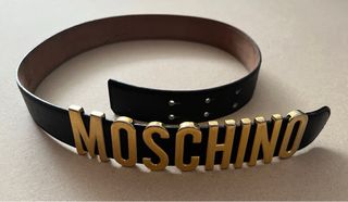 Cinturón Moschino de cuero Negro y Dorado.