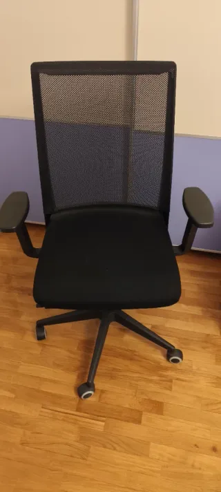 Silla de oficina negra con ruedas