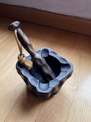 Mortero y mano de madera rústica