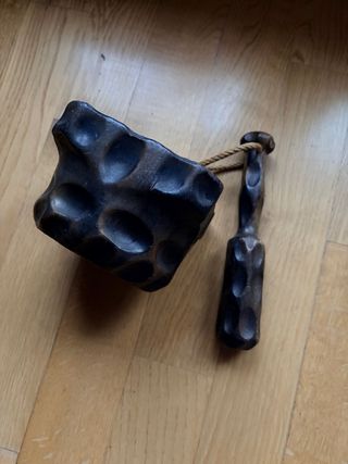Mortero y mano de madera rústica