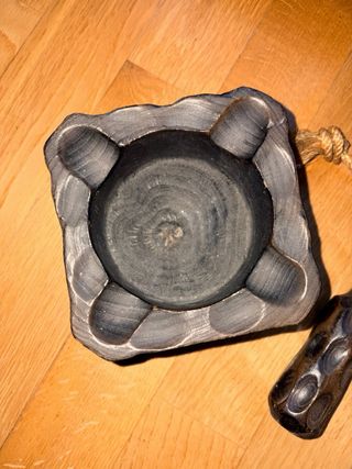 Mortero y mano de madera rústica