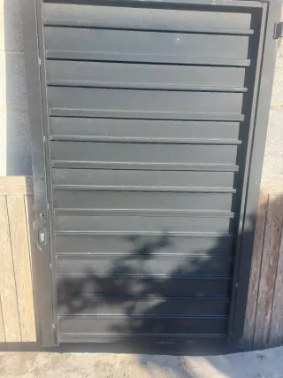 Puerta exterior de hierro