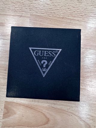 Reloj Guess Dorado y Plateado fue un  regalo