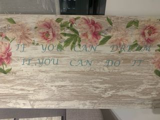 Cabecero de madera con flores