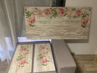 Cabecero de madera con flores