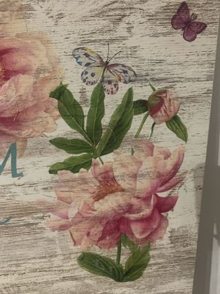 Cabecero de madera con flores