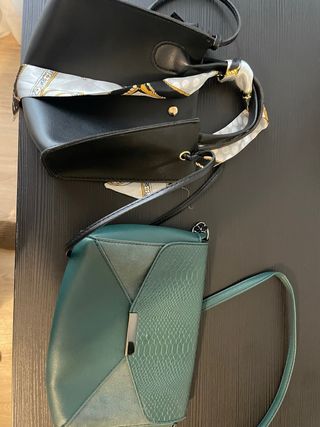 Dos bolsos pequeños verde y negro