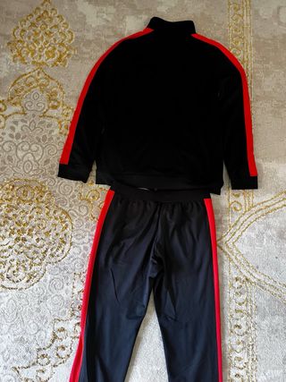 Tuta Under Armour nera e rossa