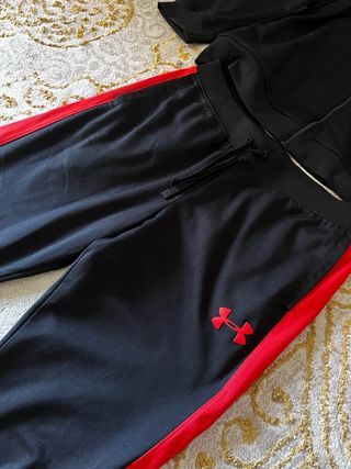 Tuta Under Armour nera e rossa