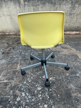 Silla de oficina amarilla con ruedas