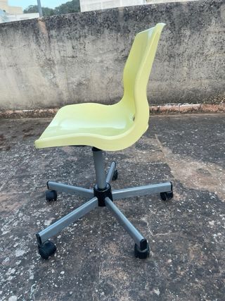 Silla de oficina amarilla con ruedas