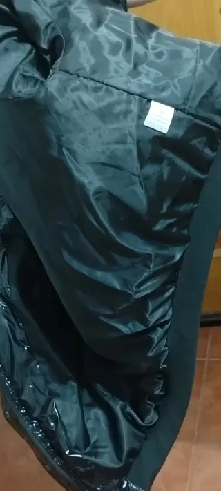 Plumífero corto negro brillante mujer