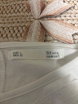 Blusa blanca con detalles de encaje