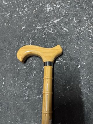 Bastón de madera con empuñadura curva