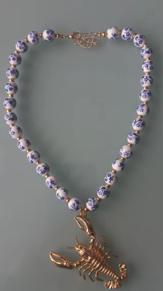Collar Cerámica Azul y Langosta Dorada