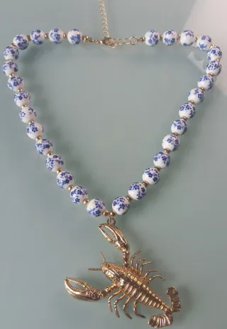Collar Cerámica Azul y Langosta Dorada