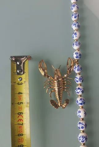 Collar Cerámica Azul y Langosta Dorada