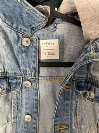 Chaqueta vaquera con mangas grises