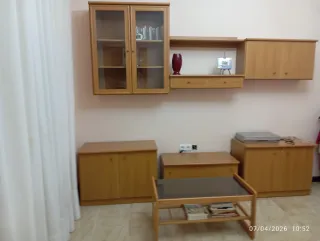 Muebles de salón madera y una mesa que se abre