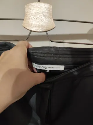 Pantalones grises efecto piel