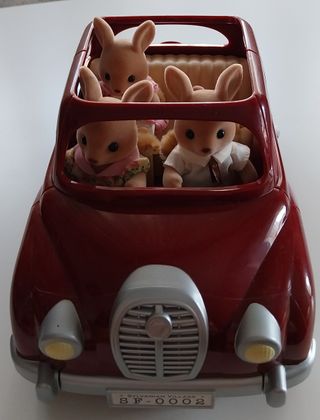 Coche familiar Sylvanian Families y Familia Conejo