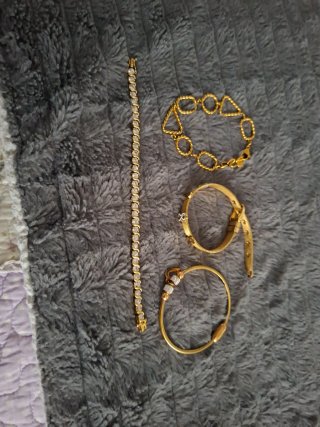 Conjunto de pulseras doradas y plateadas