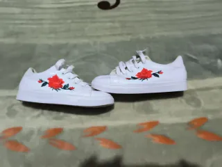 Tenis blancos con rosas rojas