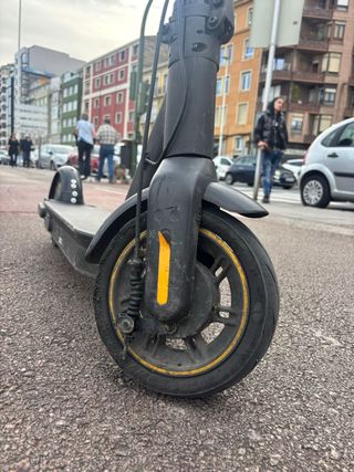 Patinete eléctrico negro