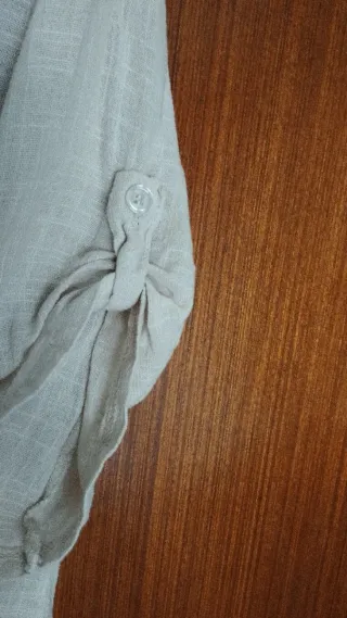 Camisa beige anudada 100% algodón