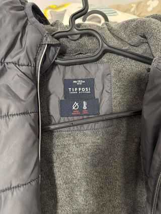 Chaqueta acolchada gris con capucha