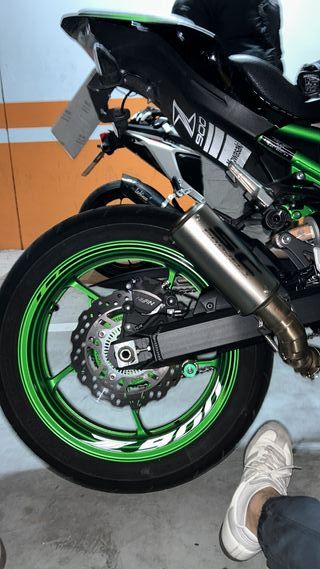 Kawasaki Z900 Negra y Verde