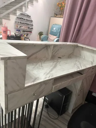 Mueble de recepción mármol y metal