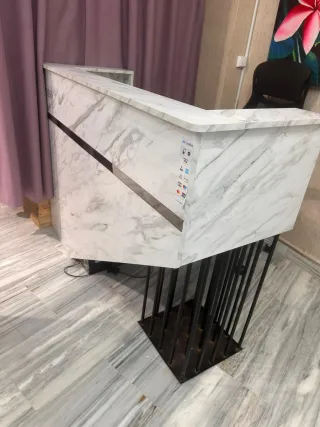 Mueble de recepción mármol y metal