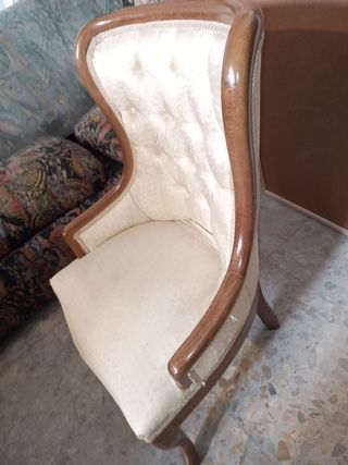 Sillón descalzador tapizado beige y madera