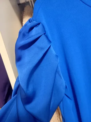 Blusa azul con mangas abullonadas