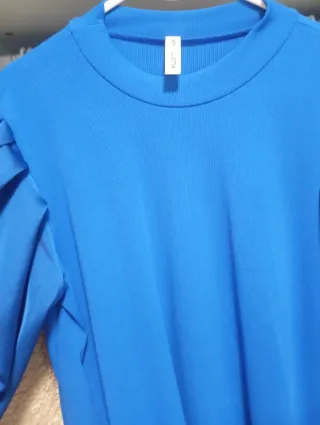 Blusa azul con mangas abullonadas