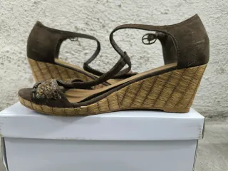 Sandalias cuña Okeysi marrones con pedrería