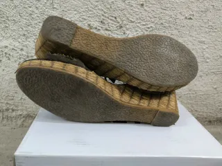 Sandalias cuña Okeysi marrones con pedrería