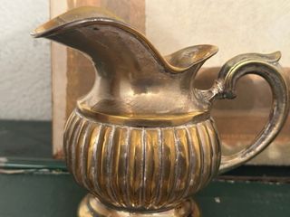Juego de jarra y taza antiguas plateadas