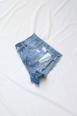 Pantalón corto vaquero tachuelas nuevo