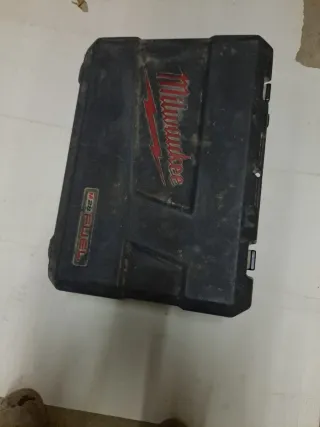 Taladro percutor Milwaukee con maletín