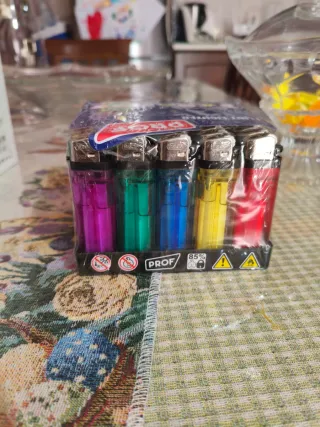 50 accendini assortiti