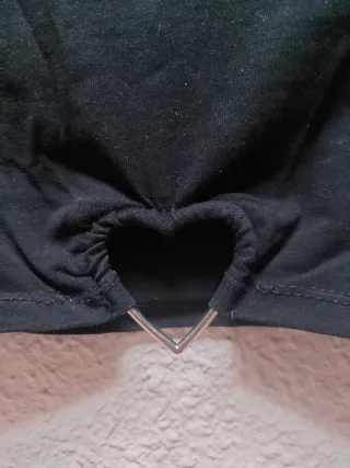 Camiseta negra corta con corazón