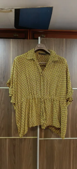 Camisa estampada amarilla y negra