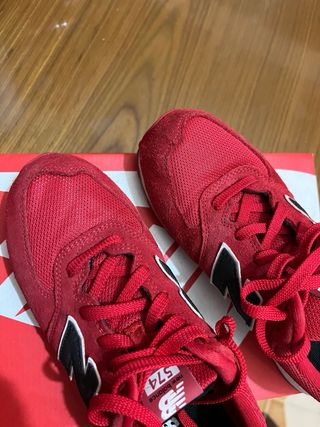 New Balance Scarpe Rosse e Nere