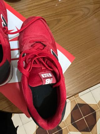 New Balance Scarpe Rosse e Nere