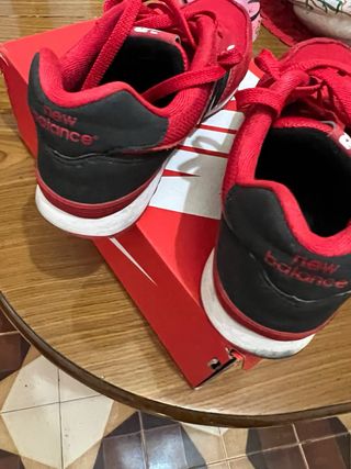 New Balance Scarpe Rosse e Nere